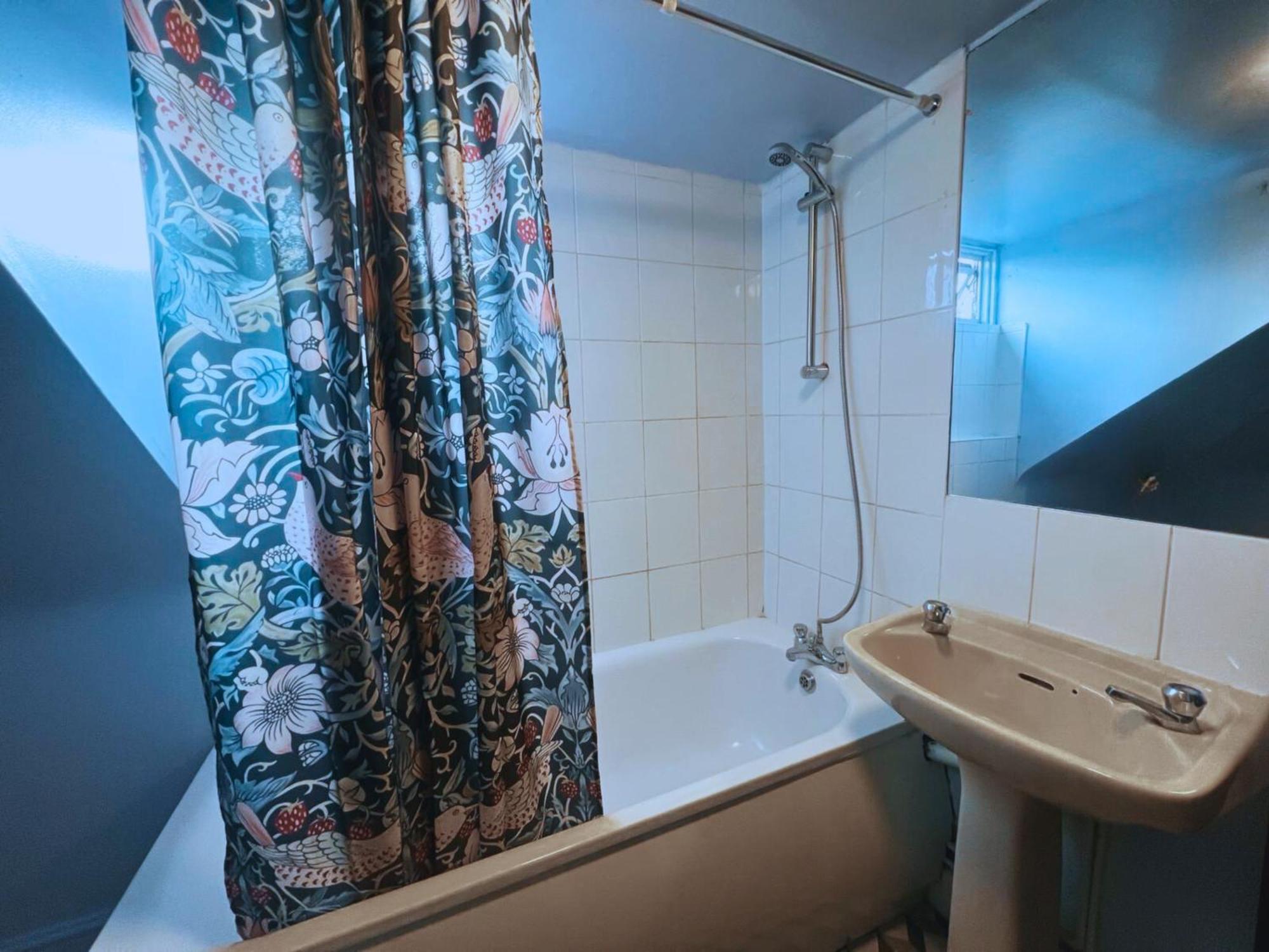 Helen'S Hotel Near Wembley Лондон Экстерьер фото
